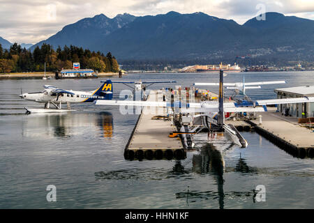 Harbour Air Wasserflugzeuge festgemacht an der Vancouver Harbour Flight Center, British Columbia, Canada. Stockfoto