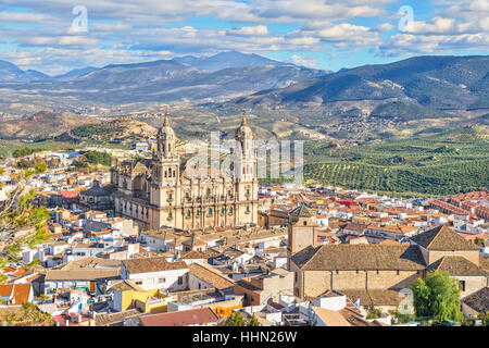 Aerial Stadtbild von Jaen mit Kathedrale und Sierra Magina Bergen im Hintergrund, Andalusien, Spanien Stockfoto