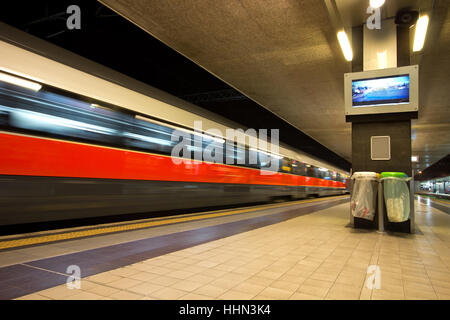 Ein Zug fährt zum Bahnhof Roma Termini in Rom, Italien. Stockfoto