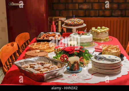 Auswahl an Kuchen, Torten und Dounuts, Mince Pies begeben sich auf eine festliche Tafel zur Weihnachtszeit. Stockfoto