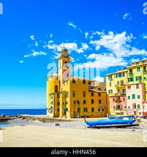 Camogli alte Kirche am Meer, Boote und Strand Blick. Ligurien, Italien. Langzeitbelichtung. Stockfoto