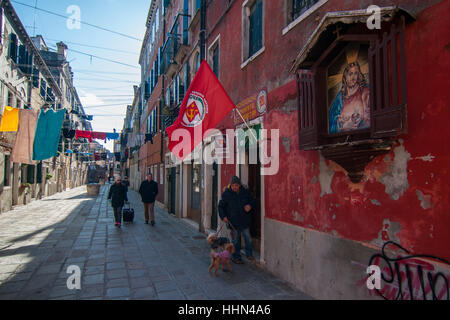 Ein Votiv Schrein in Venedig. Die Votiv Schreine in Venedig zum ersten Mal in der Geschichte wurden als Straßenlaterne an entscheidenden Stellen der Straßen verwendet. Stockfoto