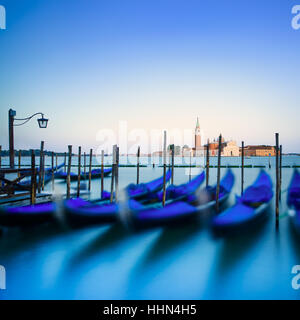 Venedig, Gondeln oder Gondeln auf einem blauen Sonnenuntergang Dämmerung und San Giorgio Maggiore Kirche Wahrzeichen auf Hintergrund. Italien, Europa. Stockfoto