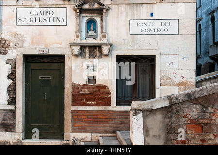 Ein Votiv Schrein in Venedig. Die Votiv Schreine in Venedig zum ersten Mal in der Geschichte wurden als Straßenlaterne an entscheidenden Stellen der Straßen verwendet. Stockfoto