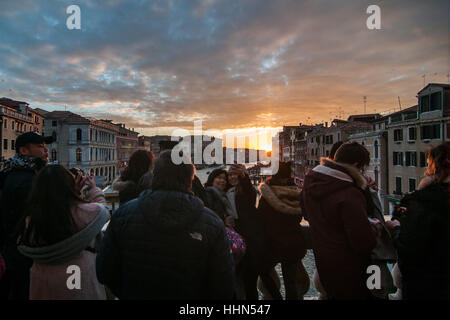 Blick auf den Sonnenuntergang der Canal Grande vom Rialto-Brücke in Venedig Stockfoto