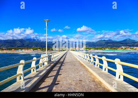 Pier Fussweg Promenade, Strand und Bergen der Apuanischen Alpen in Forte dei Marmi Versilia Toskana Italien Stockfoto