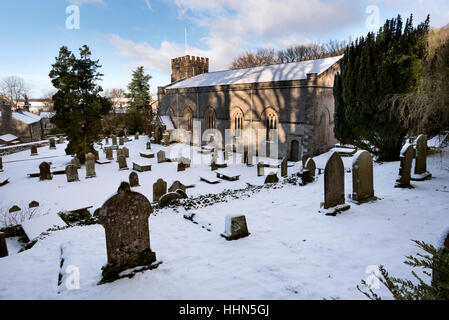 Ein Winter-Blick auf die Kirche von St. James, Clapham, North Yorkshire, UK Stockfoto