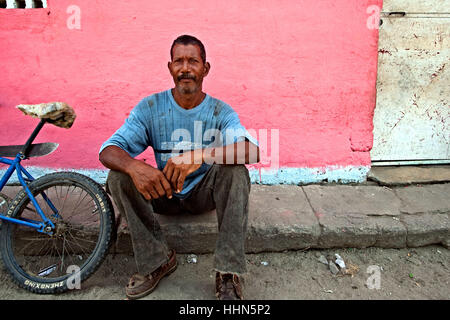 Solano fährt ein Fahrrad mit seiner Machete zu mähen. Stockfoto