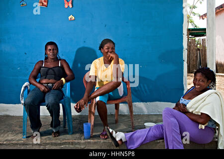 María Josefa y Celeida mit einem ganz Chat auf María Haus Veranda. Stockfoto