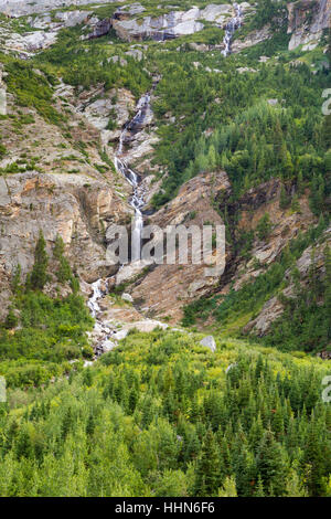 Ein Wasserfall Cascade Canyon in Strömen aus der Kathedrale-Gruppe der Teton Berge weit oben. Grand Teton Nationalpark, Wyoming Stockfoto