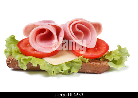 festliche Sandwich mit Schinken und Gemüse isoliert auf weißem Hintergrund Nahaufnahme. horizontale Stockfoto