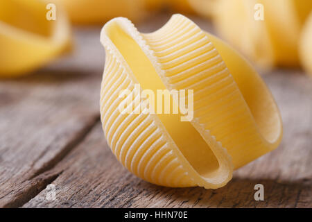 italienische Teigwaren Lumaconi auf der Tabelle Makro horizontale Stockfoto