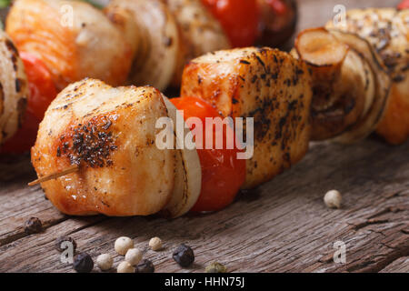 leckere Hähnchen-Kebab mit Pilzen auf Holzspieße Closeup. horizontale Stockfoto