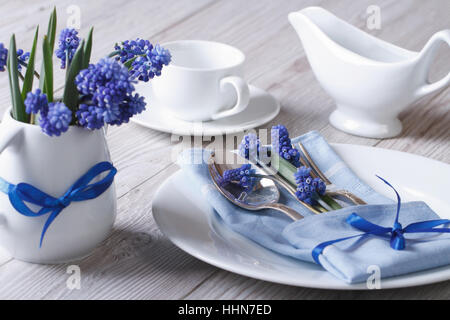 Elegante Frühling Tischdekoration in Blautönen mit zarten Blüten muscari Stockfoto