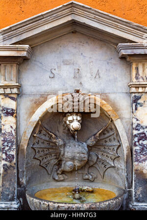 Rom, Italien.  Fontana di Borgo Vecchio, oft als Brunnen des Drachen, Via della Conciliazione.  Es stammt aus dem 17. Jahrhundert und wird gedacht, t Stockfoto