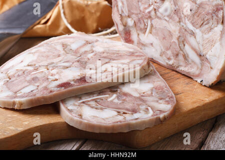 Schweinskopfsülze auf Küche Board Makro gehackt. Closeup horizontale Stockfoto