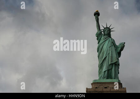 Die Statue of Liberty vor bedecktem Himmel. Liberty Island, New York Harbor, New York City, Vereinigte Staaten von Amerika. Stockfoto