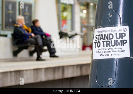 "Stand Up, Trump" geplanten Demonstration Plakat auf Laternenpfahl in Manchester, UK Stockfoto