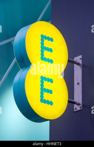EE-Logo und Schriftzug, Piccadilly, Manchester, UK. Stockfoto