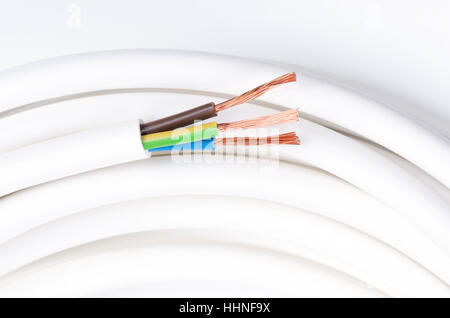 Elektrische Kabel mit drei isolierten Leitern. Horizontale. Power Kabelquerschnitt. Kabelmantel mit Kabelisolierung. Stockfoto