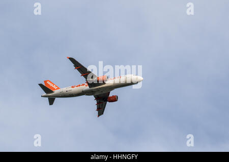 EasyJet Airbus g-Ezup A320-214 in Luft in der Nähe von Gatwick Stockfoto