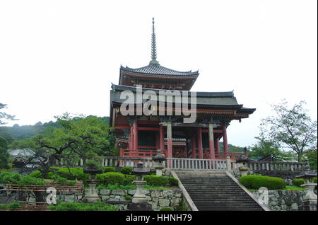 Das Westtor und Sanju-Nr. drei stockwerkartig Pagode am He Kiyomizu-Dera-Tempel in Kyoto Japan an einem bewölkten, regnerischen Tag. Stockfoto