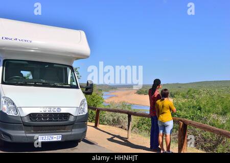 Selbstfahrende Touristen im Wohnmobil stehen in einem ausgewiesenen Gebiet im Kruger National Park, wo sie aus ihrem Fahrzeug aussteigen dürfen - Südafrika Stockfoto