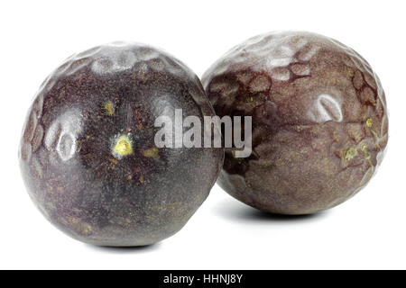 Passionsfrucht isoliert auf weißem Hintergrund Stockfoto