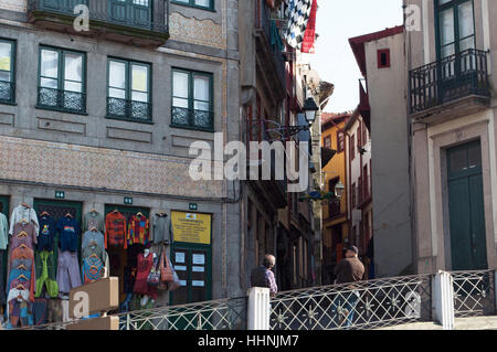 Portugal: Details zu den Straßen und Gassen von Porto mit Blick auf ein Bekleidungsgeschäft in der Altstadt Stockfoto