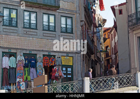 Portugal: Details zu den Straßen und Gassen von Porto mit Blick auf ein Bekleidungsgeschäft in der Altstadt Stockfoto