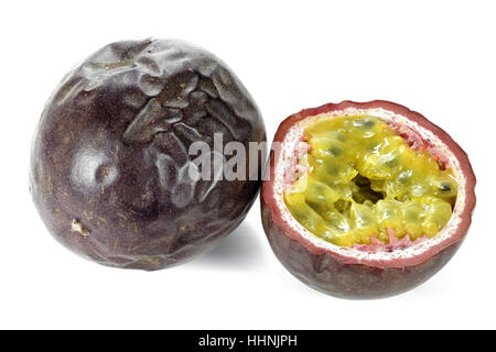 Passionsfrucht isoliert auf weißem Hintergrund Stockfoto