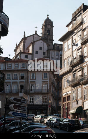 Portugal: Blick auf die Igreja de Nossa Senhora da Vitoria, die Kirche unserer lieben Frau des Sieges, eine katholische Kirche in Porto Stockfoto