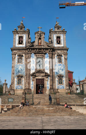 Porto: Kirche des Heiligen Ildefonso, einer Kirche aus dem 18. Jahrhundert im Proto-barocken Stil und berühmt für seine azulejos Stockfoto