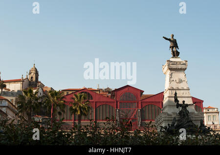 Portugal: Blick auf die Statue von Prinz Heinrich der Seefahrer und der Jardim Do Infante Dom Henrique in der Altstadt von Porto Stockfoto