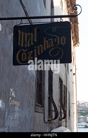 Portugal: Details zu den Straßen und Gassen von Porto mit Blick auf das Zeichen der Mal Cozinhado, ein typisches Restaurant in Porto Stockfoto