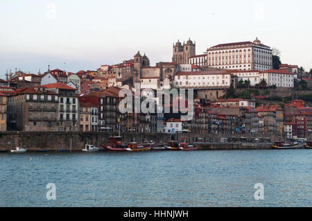 Portugal: Boote bei Sonnenuntergang und die Skyline von Porto mit Blick auf den Fluss Douro Stockfoto