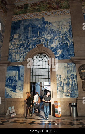 Porto: Menschen am historischen Sao Bento Bahnhof, eingeweiht im Jahre 1916 und bekannt für seine Azulejos-panels Stockfoto
