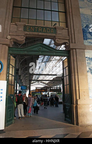 Porto: Menschen am historischen Sao Bento Bahnhof, eingeweiht im Jahre 1916 und bekannt für seine Azulejos-panels Stockfoto