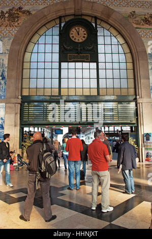 Porto: Menschen am historischen Sao Bento Bahnhof, eingeweiht im Jahre 1916 und bekannt für seine Azulejos-panels Stockfoto