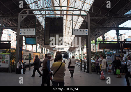 Porto: Menschen am historischen Sao Bento Bahnhof, eingeweiht im Jahre 1916 und bekannt für seine Azulejos-panels Stockfoto