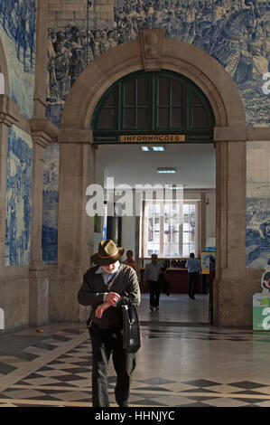 Porto: Menschen am historischen Sao Bento Bahnhof, eingeweiht im Jahre 1916 und bekannt für seine Azulejos-panels Stockfoto