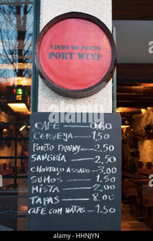 Portugal: das Menü eines von den Kellern in Vila Nova De Gaia, die Stadt, berühmt für die Herstellung von Porto und Sherry Weine Stockfoto