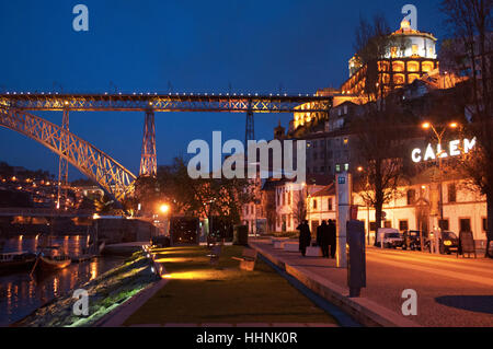 Portugal: Blick auf Calem Keller in der Nacht in Vila Nova De Gaia mit Blick auf die Luiz I, die Doppel-gedeckten Metall Bogenbrücke Stockfoto