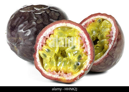 Passionsfrucht isoliert auf weißem Hintergrund Stockfoto