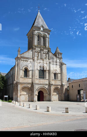 Die Kirche der Abtei Saint-Vincent in Nieul-Sur-l'Autise (Frankreich). Stockfoto