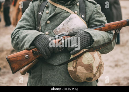 Nahaufnahme des deutschen militärischen Munition eines deutschen Soldaten im zweiten Weltkrieg. Warme Herbst Kleidung, soldatische Mantel, Handschuhe, Helm, Sapper Schaufel, ri Stockfoto