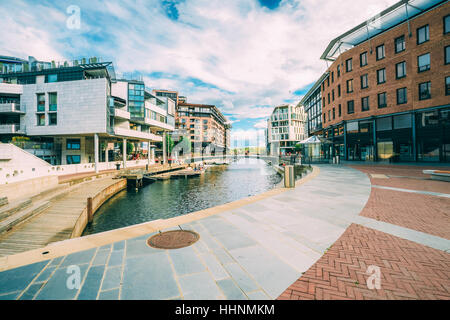 Typisches Beispiel der skandinavischen Architektur. Äußere Gebäude in Aker Brygge ist ein beliebtes Gebiet für für shopping, Restaurants und Unterhaltungsmöglichkeiten in Oslo, Stockfoto