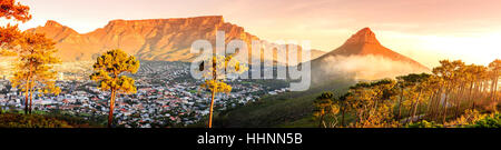 Panoramablick über Kapstadt und Tafelberg, Lions Head in Südafrika Stockfoto