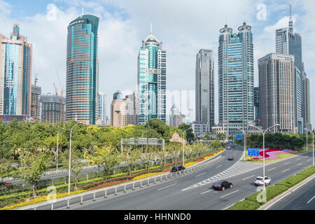 Autos und Wolkenkratzer von Pudong New Area, Shanghai, China Stockfoto