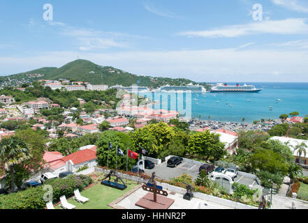 Die Aussicht auf Stadt und Cruise Liner Charlotte Amalie in Long Bay (Amerikanische Jungferninseln) angedockt. Stockfoto